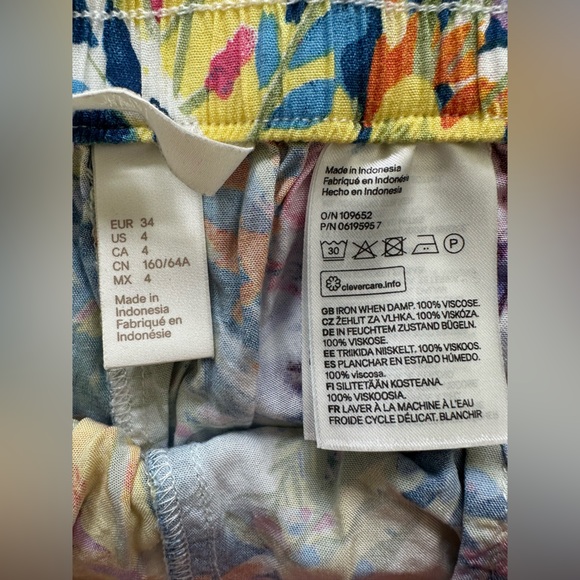 H&M - Watercolor Abstract Floral Soft Shorts - Size 4 - Picture 3 of 3
